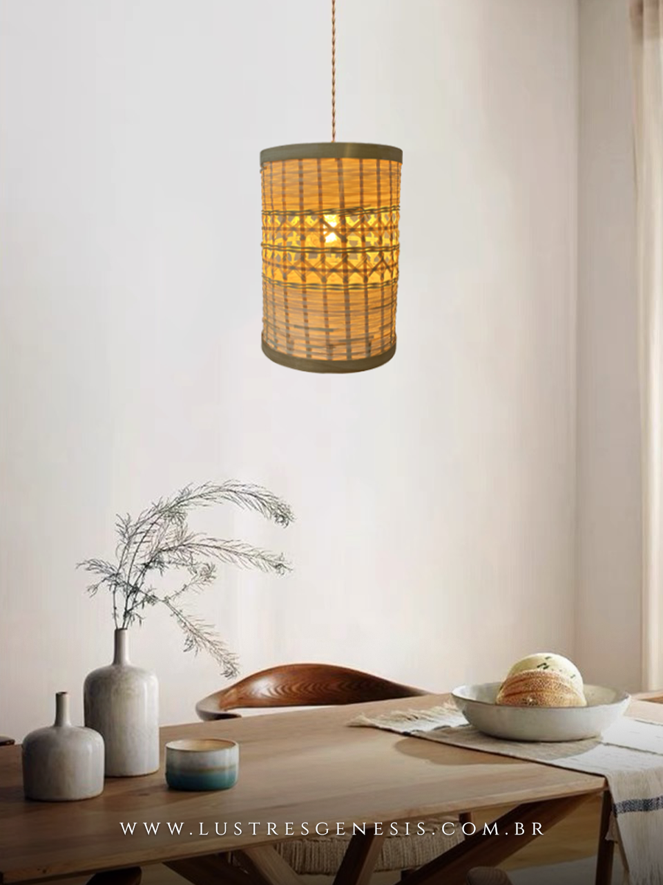 Luminária pendente de teto em madeira e fibra de bambu Nikoi iluminando uma mesa de jantar em ambiente moderno e aconchegante.